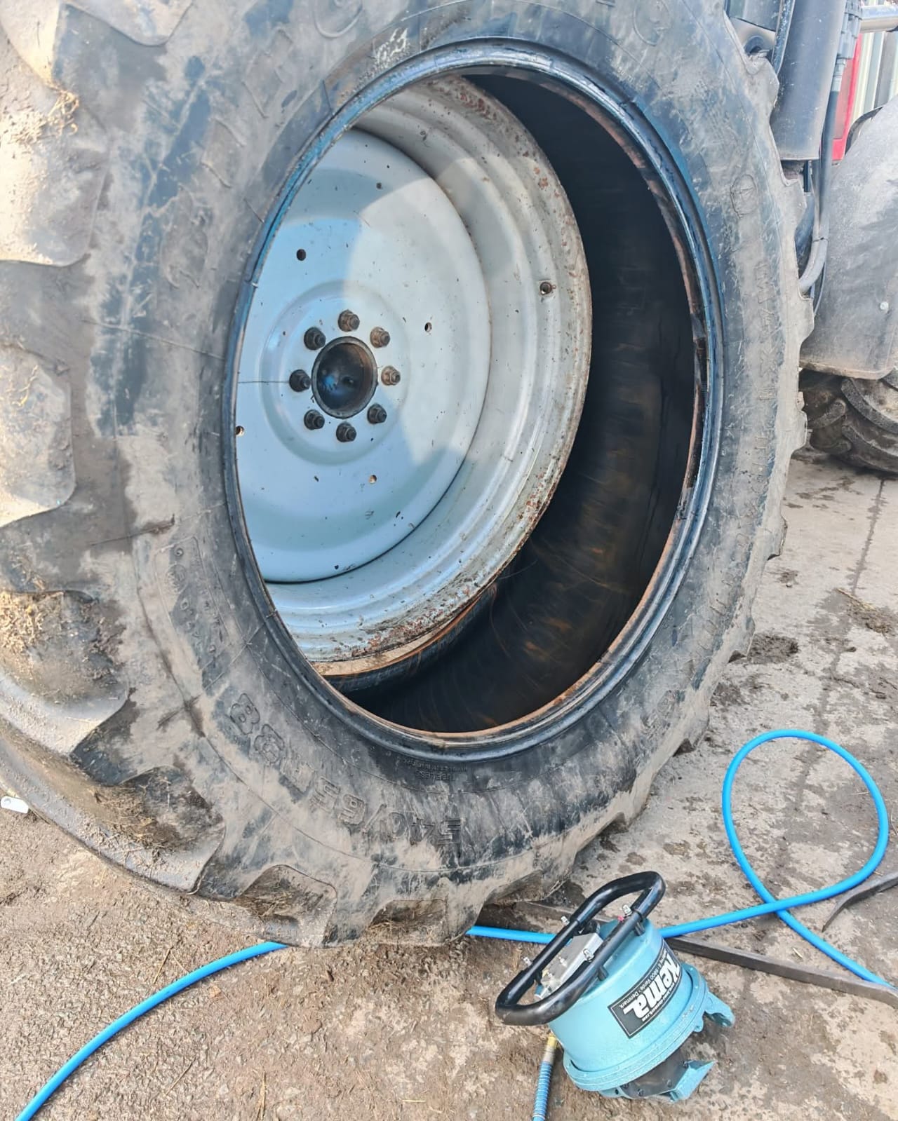 Agricultural tractor tyre removal